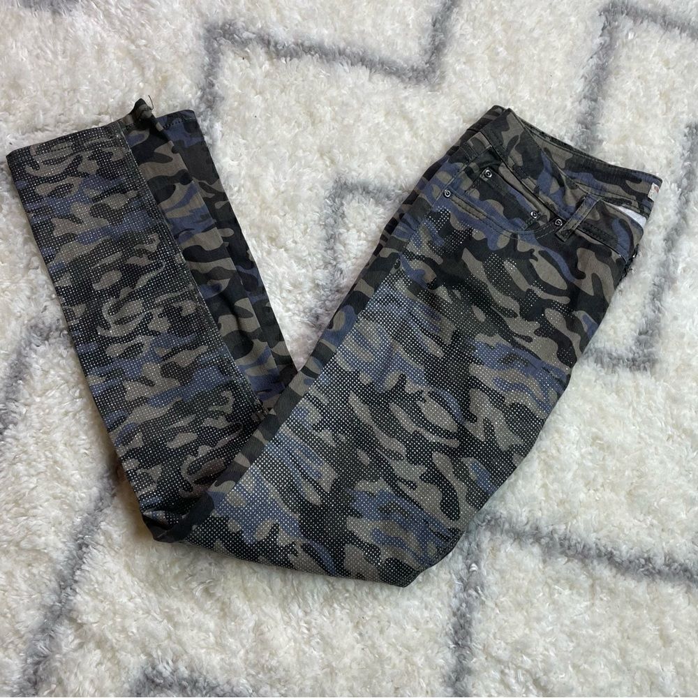 No boundaries camouflage jeans